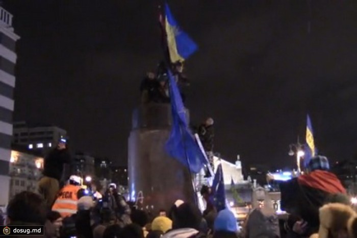 Снос киевского памятника Ленину объявили массовыми беспорядками