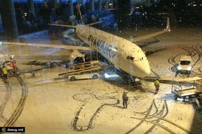 Сотрудники Ryanair нарисовали на взлетной полосе гигантский фаллос