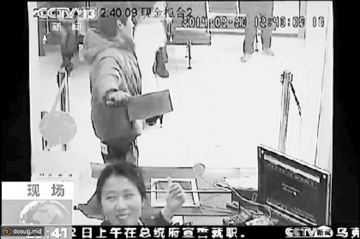 Сотрудница китайского банка подняла грабителя-неудачника на смех