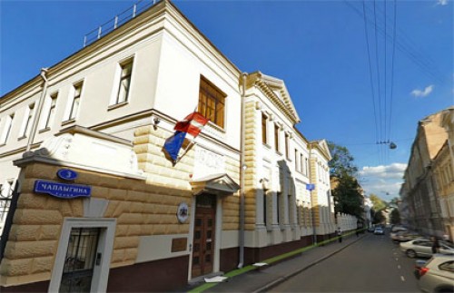 Спящий мужчина протаранил посольство Латвии в Москве