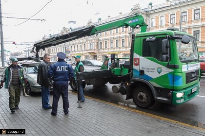 Столичные эвакуаторы сообщили в полицию об оставленном в машине ребенке