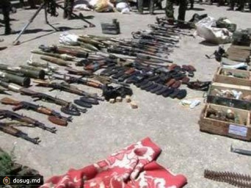 Таджикские боевики сдали более 200 "стволов" и зенитную установку