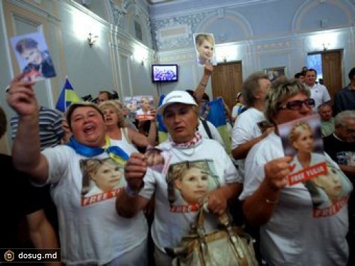 Тимошенко пригрозила выбить окно в палате