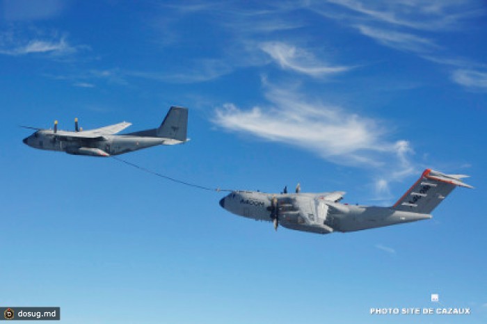 Транспортник A400M впервые дозаправился в воздухе