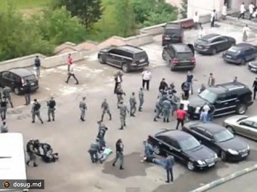 Трем участникам драки с полицией в общежитии предъявили обвинения
