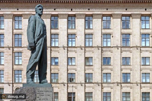 Триумфальную площадь открыли для пешеходов