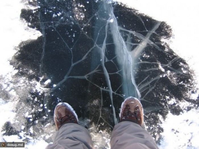 Трое человек погибли, провалившись под лед