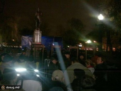 Тысячи человек пришли на митинг к Чистым прудам