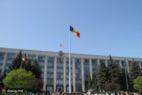 У ПРАВИТЕЛЬСТВА ПОДНЯТ САМЫЙ БОЛЬШОЙ В МОЛДОВЕ ГОСУДАРСТВЕННЫЙ ФЛАГ