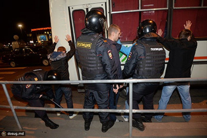У метро «Пражская» в Москве задержали около 50 человек