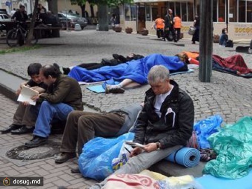 У памятника Окуджаве на Арбате задержали 15 активистов
