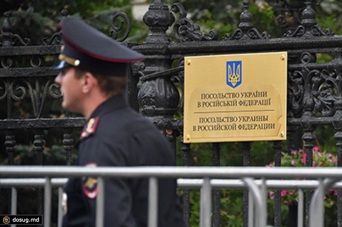 У посольства Украины в Москве появился импровизированный мемориал Бузине