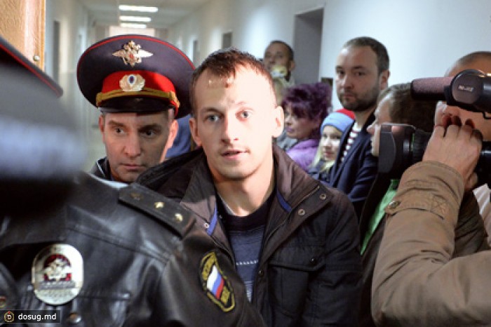 Участников нападения на общежитие мигрантов отпустили под домашний арест