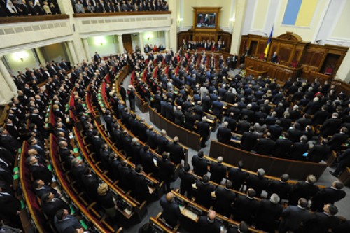 Украинская оппозиция устроила демарш в Раде в честь послания Януковича