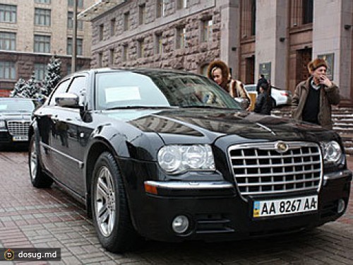 Украинских чиновников еще на два года оставили без роскошных авто