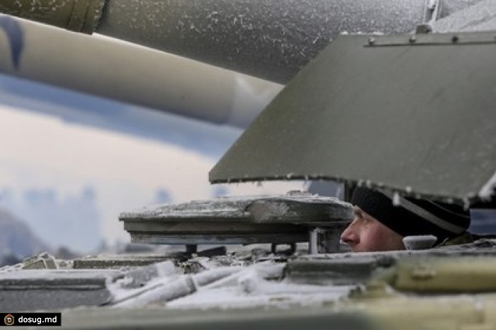 Украинский танк обстрелял гражданский автомобиль под Донецком