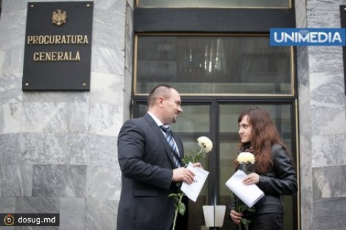 
 Унионисты встретили прокуроров цветами
