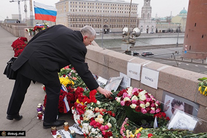 В «Мосцветторге» появилась возможность доставки цветов к месту гибели Немцова