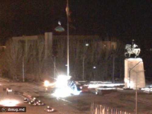 В Бишкеке рухнула главная новогодняя елка