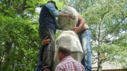 В Черновицкой области вандалы обезглавили бюст Эминеску перед самым его открытием