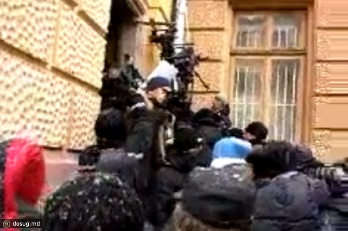 В Черновцах толпа пошла на штурм областной администрации