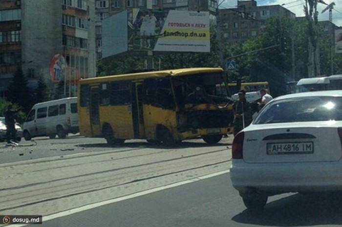В Донецке КамАЗ ополченцев столкнулся с маршруткой
