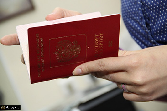 В ФМС задумались о двух загранпаспортах для россиян