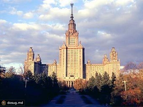 В Главном здании МГУ начался пожар