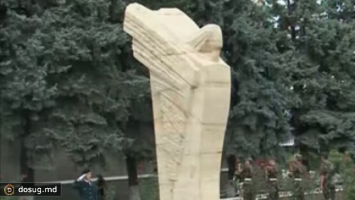 В Глодянах установили памятник независимости Молдовы