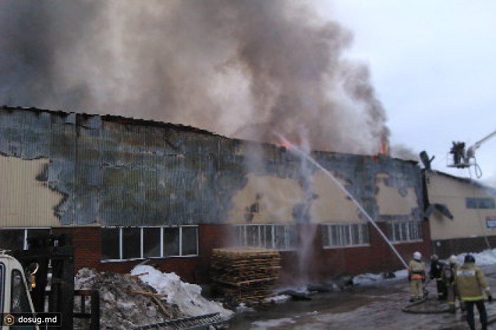 В Ижевске произошел крупный пожар на складе мебели