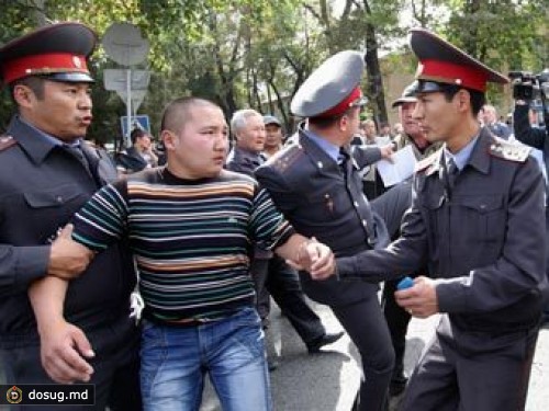 В Киргизии оппозиционеры перекрыли стратегическую трассу