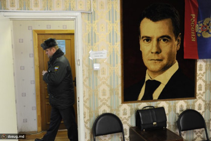 В Кирове судебные приставы арестовали портрет Медведева