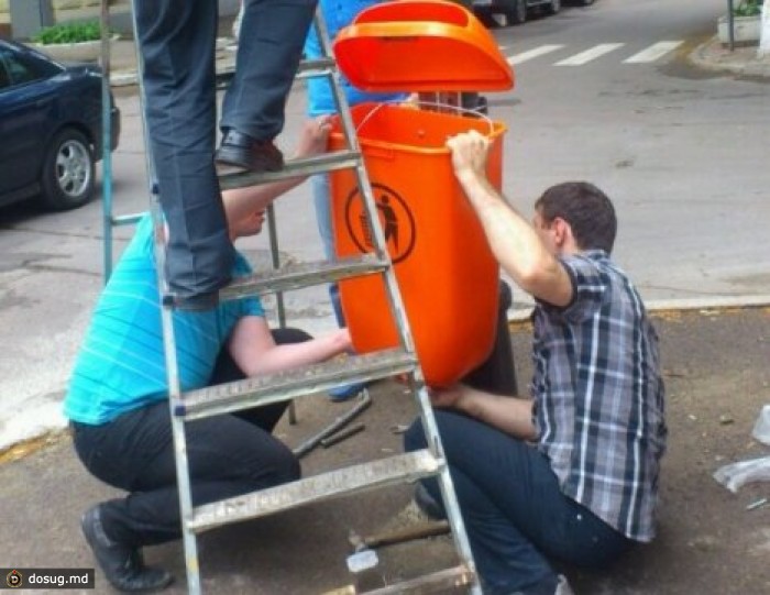 В Кишиневе установили указатель улиц с урной и цветами
