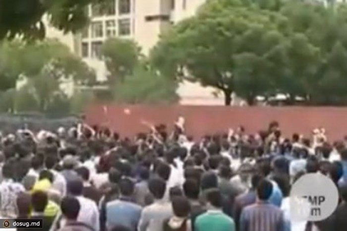 В Китае протестующие сняли с мэрии надпись «Служи народу!»