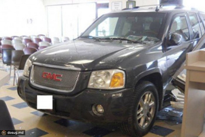 В Колорадо ребенок въехал в здание автоинспекции на внедорожнике матери