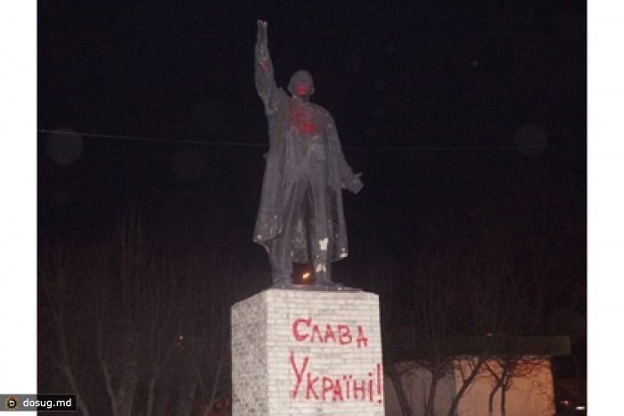 В Красноярске на памятнике Ленину написали «Слава Украине!»