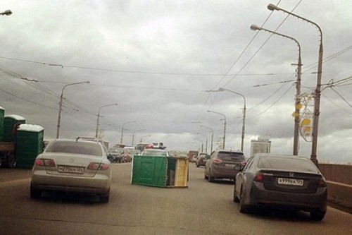 В Красноярске образовалась пробка из-за биотуалетов