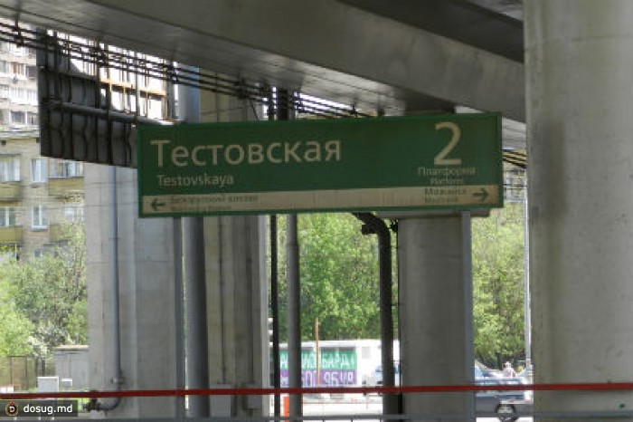 В Москве автокран столкнулся с электричкой