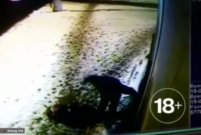 В Москве мужчина сломал женщине ноги и изуродовал ее бритвой на глазах у прохожих. ВИДЕО (18+)