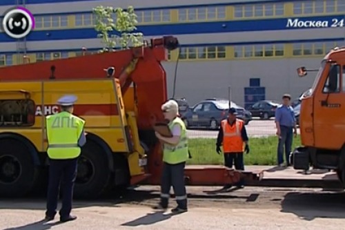 В Москве начали эвакуировать неправильно припаркованные фуры