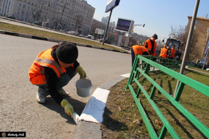 В Москве начали перекрашивать желто-зеленые бордюры