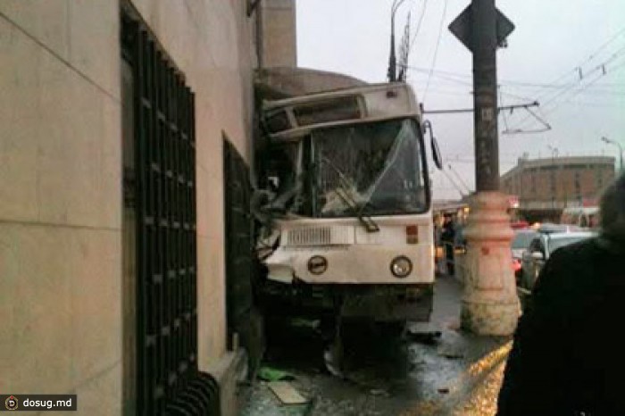 В Москве пассажирский автобус врезался в дом