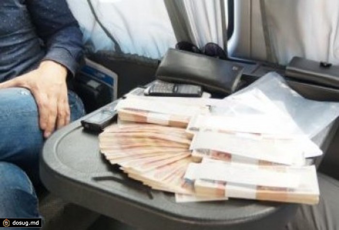 В Москве прохожий ограбил банк, похитив со стола кассира 4 млн рублей в трех конвертах