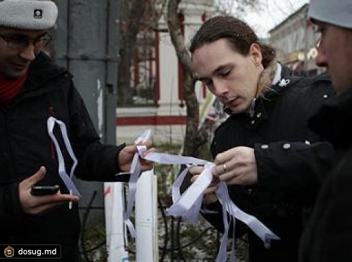 В Москве задержали украшавших мост белыми ленточками студентов