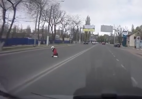 В Одессе байкер на ходу потерял девушку. ВИДЕО