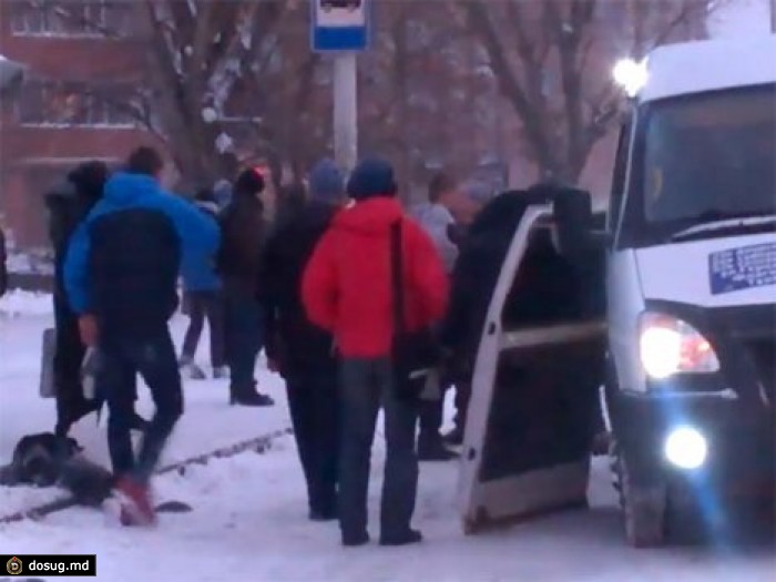 В Омске пьяный пассажир устроил драку и выломал дверь у маршрутки. ВИДЕО