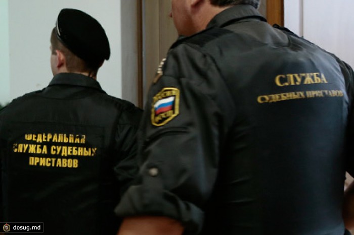 В Омске судебные приставы избили полицейского