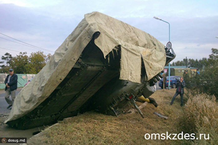 В Омске уронили танк