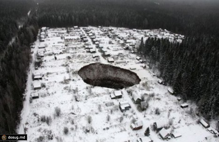 В Пермском крае обвалилась шахта, образовалась гигантская воронка. ФОТО