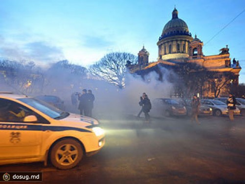 В Петербурге завели дело за поджог полицейской машины на митинге